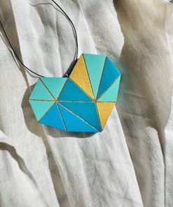 Colier Inima Geometrica - Turcoaz cu Auriu - pe Camasa Alba